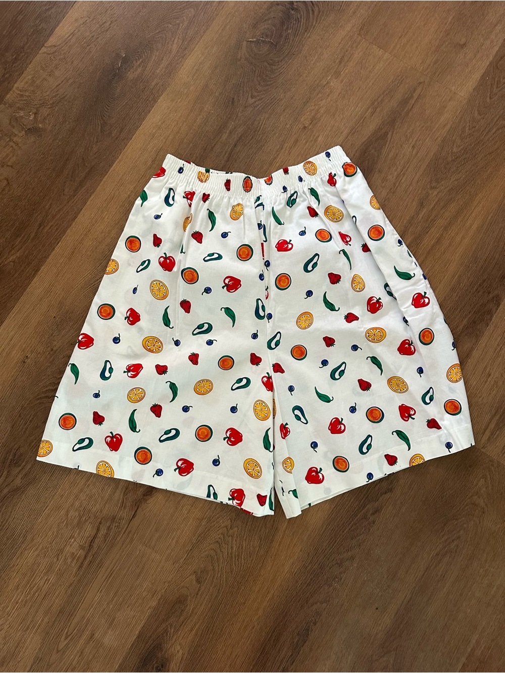 Vintage Suburbans Fruit & Vegetable Print High Waist White Bermuda Mom Shorts